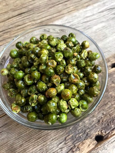 Crunchy Roasted Green Peas · Compston Kitchen Roasted Peas Oven, Roasted Green Peas, Green Chickpeas Recipes, Preserving Peas, Dehydrator Snacks, Healhty Snacks, Roasted Peas, Low Glycemic Snacks, Green Peas Recipes