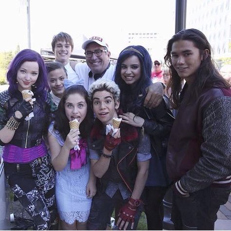 Disney Descendants on Pinterest | Dove Cameron, The Descendants ... Dove Cameron Descendants, Descendants 2015, Descendants Pictures, Descendants Wicked World, Disney Descendants Movie, Descendants Characters, Garrett Clayton, Raini Rodriguez, Descendants Party