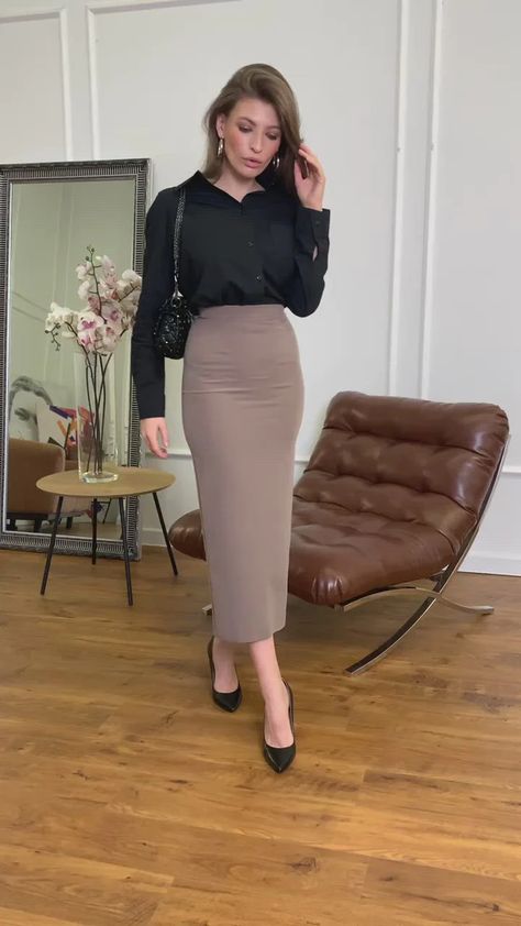 Pencil Cut Skirt Outfit, Long Pencil Skirt Outfits, Midi Pencil Skirt Outfit, Long Tight Skirt, Office Skirt Outfit, Pencil Skirt Outfits Casual, Tight Skirt Outfit, Skirt Outfit Casual, Tight Pencil Skirt