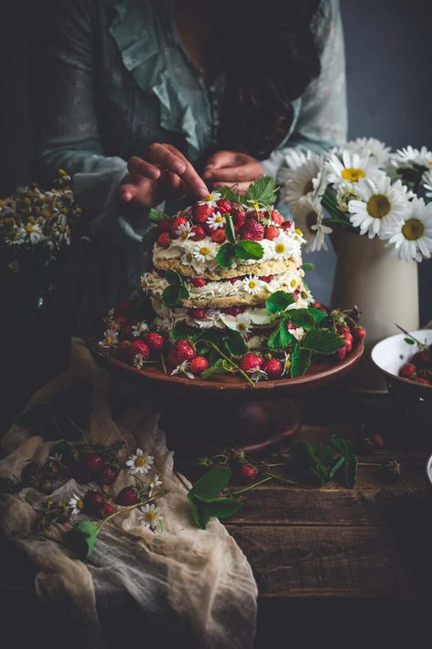 A layer cake version of summer’s favorite dessert! This giant strawberry shortcake is made with layers of split tender cream biscuits, fresh vanilla bean whipped cream and sweet juicy macerated summer strawberries. | fareisle.com #strawberryshortcake #strawberry #shortcake #recipe #foodstyling #foodphotography #cake #whippedcream #chantillycream #summerdessert Jul Kaka, Call Me Cupcake, Xmas Table Decorations, Shortcake Cake, Strawberry Shortcake Cake, Christmas Cake Topper, Christmas Dinner Party, Chocolate Swirl, Wooden Cake