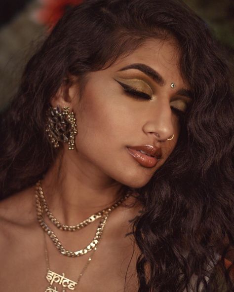 olive green cut crease makeup look 𝖍 𝖆 𝖒 𝖊 𝖑 ✽ 𝖕 𝖆 𝖙 𝖊 𝖑 (@hamelpatel_) • Instagram photos and videos Asian Household, Hamel Patel, Middle Eastern Makeup, Creative Fashion Photography, Black Indians, Cut Crease Makeup, Indian Aesthetic, Cut Crease, Barbie Friends