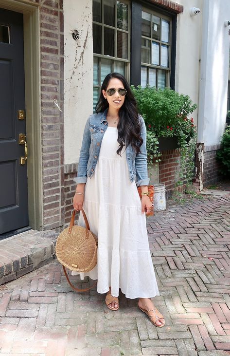 favorite-neutral-white-dress-summer-outfit-ideas Maxi Dress Converse Outfits, Casual White Dress Long, Petite Maxi Dress Summer, White Maxi Dress Outfit, Looks Camisa Jeans, White Maxi Dress Summer, Midsize Outfit, White Dress Outfit, Denim Jacket Outfit