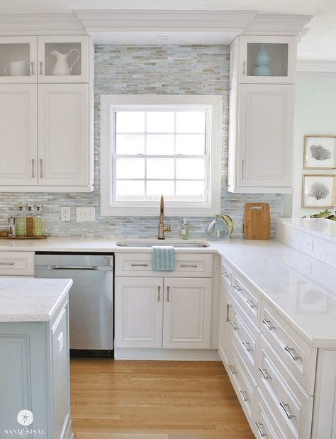 20 Inspiring Kitchen Remodel Ideas to Steal Beach House Kitchen Design, Beach Kitchen Ideas, Kitchen Beach House, Coastal Kitchens, House Kitchen Design Ideas, House Kitchen Design, Beach House Kitchen, Coastal Kitchen Design, Kitchen Diy Makeover