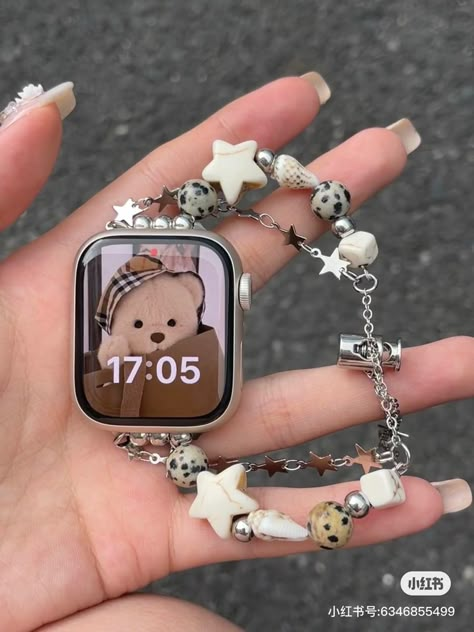 Apple Watch Customization, Apple Watch Charm Bracelet, Apple Watch Strap Aesthetic, Cute Apple Watch Bands Aesthetic, Apple Watch Decoration, Aesthetic Apple Watch Bands, Apple Watch Inspiration, Apple Watch Ideas, Apple Watch Gold Band