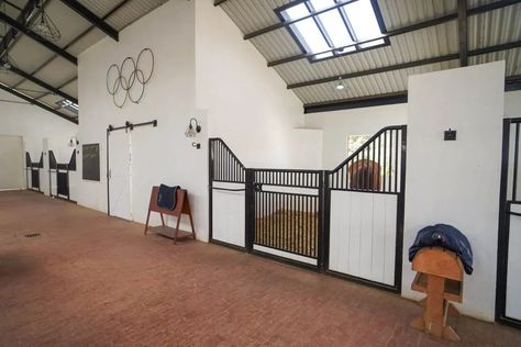 Equestrian Yard Ideas, Equine Facility Design, Stable Style, Black And White Horse, Horse Barn Ideas Stables, Horse Barn Designs, Colorado House, Dream Horse Barns, Horse Barn Plans