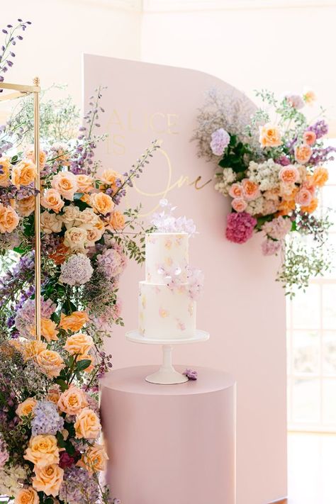 Fantastic Floral-Filled First Birthday Party Birthday Flower Theme, Flower Theme Party, Birthday Celebration Ideas, 36 Birthday, Cake Backdrops, Flower Birthday Party, Bridal Shower Balloons, Bridal Shower Backdrop, Floral Birthday Party