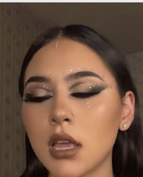 Smokey Euphoria Makeup, Subtle Butterfly Makeup, Smokey Eye Makeup With Rhinestones, Lemonhead Glitter Looks, New Years Make Up, Black Rhinestone Makeup, Rhinestone Outfit Ideas, Euphoria Make Up Looks, Make Up For Party Night