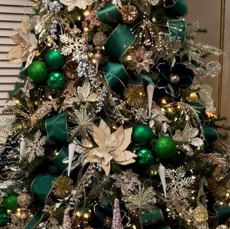 Priscilla on Instagram: "Hello my loves!!! Tell me how beautiful it’s this Christmas tree… It’s a gorgeous combo of emerald green, blush and chámpame. If you want to see how i created beautiful tree check my previous reel… Let me know your thoughts. For more inspo follow @boldandgoldecor #christmas #christmasdecor #christmastree #christmastreedecorating #tree #christmasdecoration #family #christmasdecorations #greenandpink #christmasdecorideas #kids #thisistheseason #holidays #life #home #christmasmood #christmaslights #ligths #navidad #navidadnavidad #seasongreetings #feliZnavidad #arboldenavidad #arbolnavideño #navidad2023 #decoraciondenavidad #decoraciondeinteriores #itstheseasontobejolly #jolly #decoracionnavideñafacil" Christmas Tree Ideas Hunter Green, Emerald Green Christmas Tree Decorations, Emerald Green Christmas Tree, Dark Green Christmas Tree, Green Christmas Tree Decorations, Christmas Tree Inspo, Xmas 2024, Green Xmas, White Christmas Trees