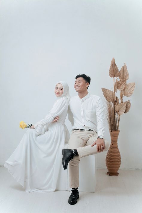 Prewedding White Dress, Foto Prewedding Muslim Studio, Tema Prewedding Indoor, Prewedding Vintage Retro Hijab, Prewedding Ideas Casual Hijab Studio, Prewed Casual Indoor, Ide Prewedding Casual, Prewed Studio Hijab, Prewedding Tanpa Bersentuhan