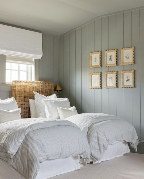 Brooke & Lou (@brookeandlou) • Instagram photos and videos Neutral Bed Inspiration, Lauren Lane Bedroom, Neutral Beach House Bedroom, Two Twin Beds Small Room, Twin Beds With Window Between, 4 Twin Beds In One Room, Well Made Bed, Windows Beside Bed, Charleston Bedroom Aesthetic