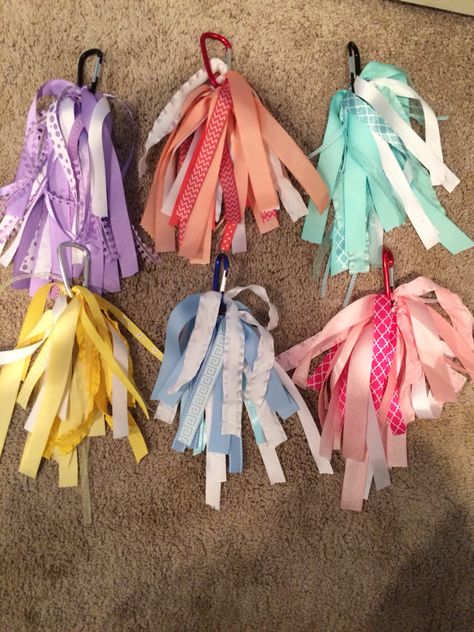 Pom-Pom tags for keys, luggage, backpacks, etc Luggage Ribbon, Suitcase Tags Diy, Luggage Markers Ideas, Luggage Identifiers Ideas Diy, Luggage Pom Poms Diy, Diy Luggage Tag, Luggage Identifiers Ideas, Luggage Identifiers, Girls Luggage