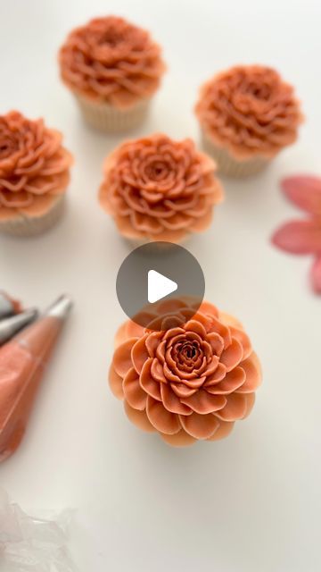 Thanksgiving Cupcake Bouquet, Dahlia Flower Cupcakes, Fall Flower Cupcake Tutorial, Fall Flowers Cake Buttercream, Buttercream Fall Flowers, Fall Flower Cupcakes Ideas, Fall Flower Cake Ideas, Flower Icing Tutorial, Fall Color Cupcakes