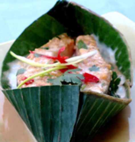 Baked Salmon in Thai Red Curry Sauce: Baked Salmon in Red Curry Sauce (Served in Banana Leaf Boats) Thai Red Curry Sauce Recipe, Thai Fish Recipe, Salmon Sauce Recipes, Red Curry Sauce, Baked Steak, Sauce For Salmon, Salmon Steak, Baked Salmon Recipes, Curry Sauce