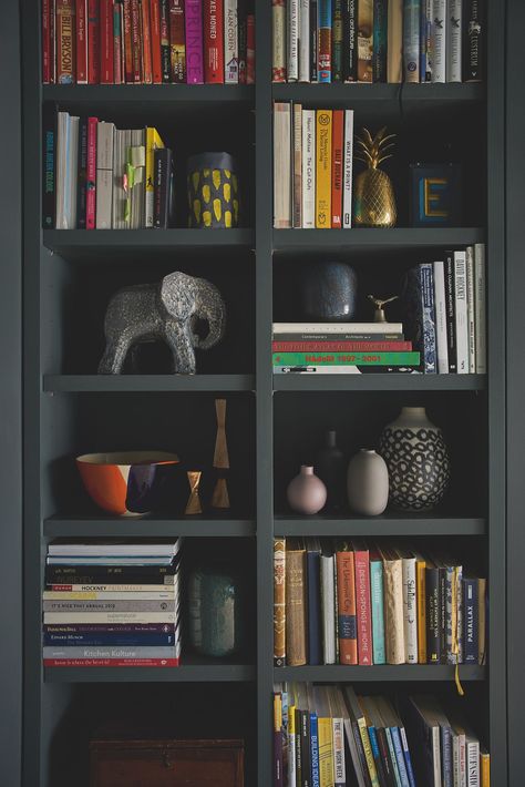 "Create a 'capsule wardrobe' of styling items." Black Bookshelves, Bookshelf Inspiration, Black Bookcase, Shelf Decor Living Room, Cube Unit, Decorating Bookshelves, Bookshelf Organization, Bookcase Styling, Bookcase Decor