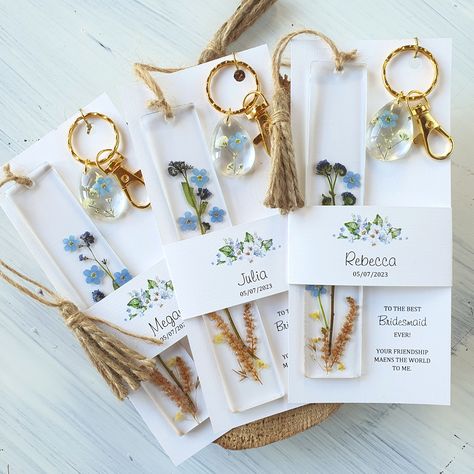 Matron Of Honor Proposal, Diy Resin Gifts, Wedding Keychain, White Packaging, Maid Of Honor Proposal, Bridesmaid Proposals, Pressed Flower Crafts, Flower Resin Jewelry, Unique Bridesmaid