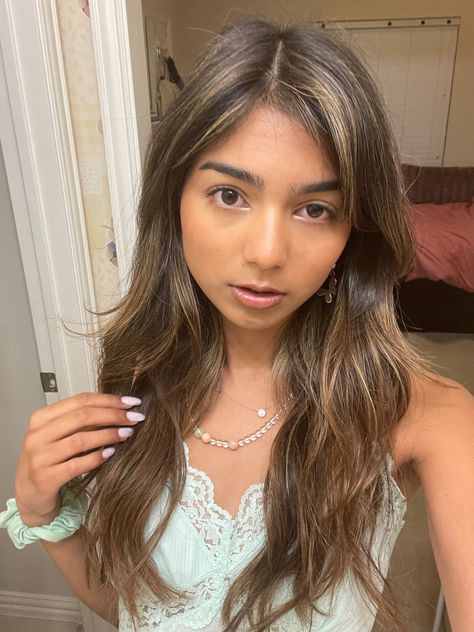 Hair Color Ideas For Morena Dark Skin, Dyed Hair For Dark Skin, Hair Color Ideas For Brown Skin Tone, Wavy Bronde, Hair With Side Bangs, Bleach Hair Color, Hair Color For Brown Skin, Which Hair Colour, Highlights Ideas