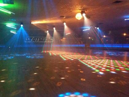 16 Things You'll Never Forget About '80s Roller Skating Rinks Skating Rink Aesthetic, Indoor Roller Skating, Roller Skating Rink, Skate Store, Roller Rink, Roller Disco, Skate Party, Skating Rink, Roller Girl