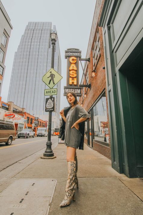 The Best Instagram Spots in Nashville, TN Nashville Broadway Photoshoot, Broadway Photoshoot, Nashville Broadway Outfit, Nashville Pics, Nashville Photoshoot, Nashville Tennessee Outfits, Broadway Nashville, Tennessee Photography, Johnny Cash Museum