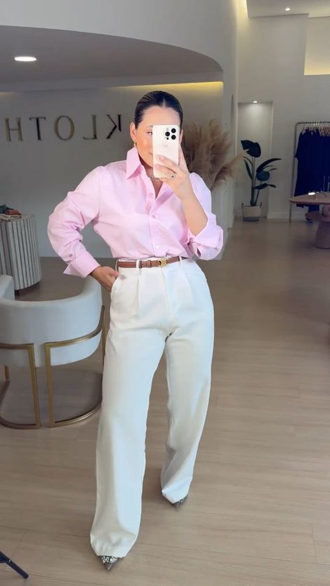 Outfit Trabajo, Ootd Work, Classy Business Outfits, Outfits Con Jeans, 70s Inspired Fashion, Casual Professional, Pink Trousers, Office Casual Outfit, Color Combinations For Clothes