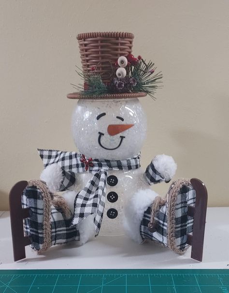 Snowmen Fish Bowls, Fish Bowl Snowman How To Make, Dollar Tree Fish Bowl Snowman, Fish Bowl Christmas Ideas, Fishbowl Snowman Diy, Fish Bowl Ideas Decorations, Fish Bowl Crafts, Fishbowl Snowman, Fish Bowl Snowman