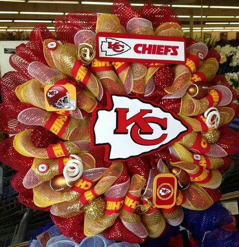 On my to make list. Kansas City Chiefs wreath! Kc Chiefs Wreaths, Sports Team Wreaths Diy, Kansas City Chiefs Wreath Diy, Kc Chiefs Wreath, Chiefs Wreath Diy, Kansas City Chiefs Decor, Kansas City Chiefs Wreath, Chiefs Wreath, Football Wreath Diy