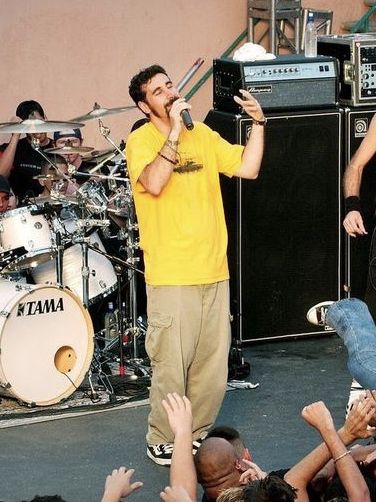 Hes very cool Serj Tankian, 2000s Streetwear, Mood Clothes, Fit Inspo, Fitness Inspo, Khaki Pants, Outfit Ideas, Street Wear