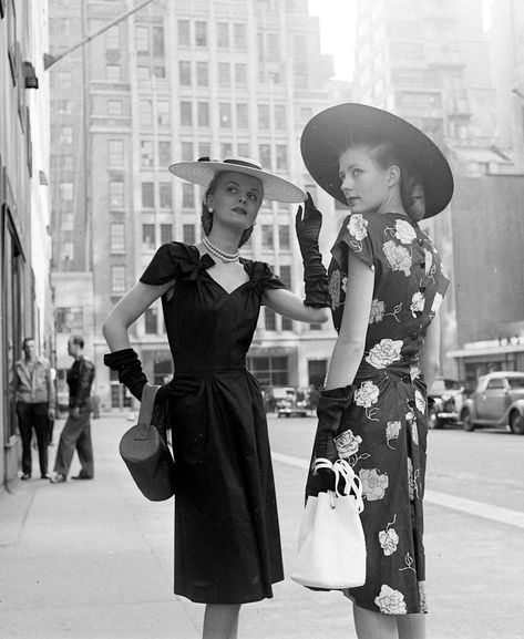 Models in cotton summer dresses, photo by Nina Leen, New Y… | Flickr Fashion 1940s, Design Moda, Look Retro, 40s Fashion, Cotton Dress Summer, Vintage Couture, Vintage Glam, Vestidos Vintage, 1940s Fashion