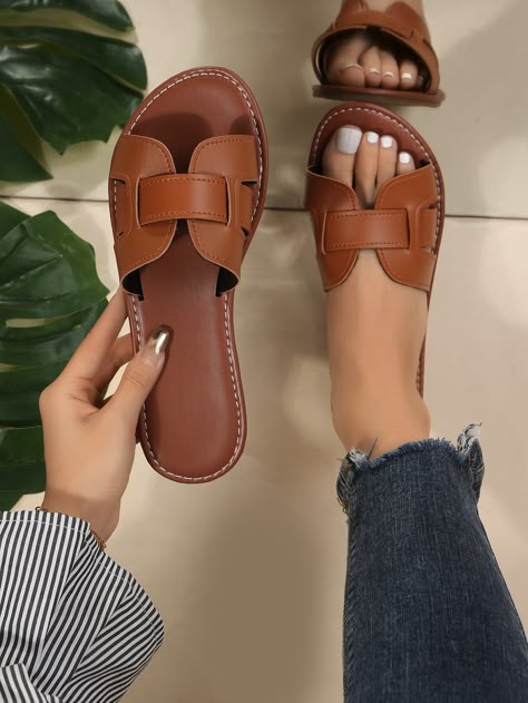 Simple Chappals For Women, Simple Shoes For Women, Leather Slippers Woman, Slippers Womens Flats, Flat Slippers For Women, Brown Sandals Flat, Παπούτσια Nike Free, Hand Made Shoes, Slipper Shoes Women