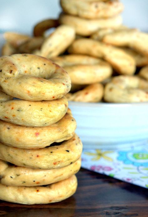 Taralli, a Southern Italian Snack – WILD GREENS & SARDINES Italian Snacks, Italian Cookie Recipes, Italian Pastries, Italian Favorites, Sicilian Recipes, Crunchy Snack, Italian Cookies, Italian Cooking, Breadsticks