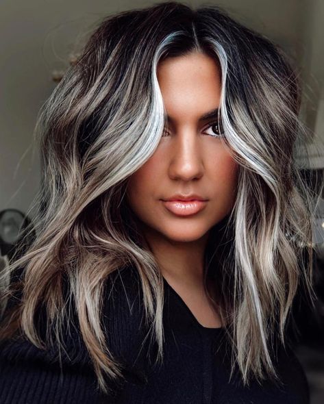 Greige Highlights and White Blonde Money Piece Color Trends 2023, Money Piece Highlights, Money Piece Hair, Change Hair Color, Piece Highlights, Grey Hair Inspiration, Cool Hair, Money Piece, Dark Hair With Highlights