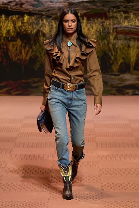 Louis Vuitton Fall 2024 Menswear https://www.vogue.com/fashion-shows/fall-2024-menswear/louis-vuitton/slideshow/collection#10 Couture Menswear, 2024 Menswear, Paris Fashion Week Runway, Western Trend, Looks Country, Men Fashion Show, Mode Boho, Ivy Park, Menswear Fashion