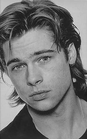 Brad pitt black and white Brad Pitt Haircut, 90s Hairstyles Men, 80s Men, 90s Men, 90s Hairstyles, 짧은 머리, Long Hair Styles Men, Brad Pitt, Jennifer Aniston