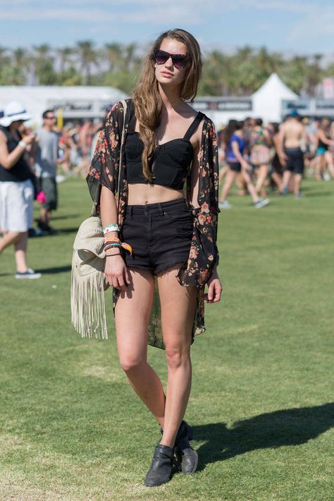 Coachella Street Style Coachella Outfit Ideas Plus Size, Simple Coachella Outfit, Music Festival Outfits Casual, Summer Music Festival Outfits, Look Da Festival, Concert Outfit Summer, Music Festival Fashion, Coachella Dress, Music Festival Outfits