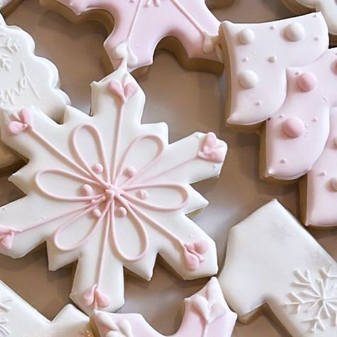 Pink Snowflake Cookies, Pink Gingerbread Cookies, Pink Christmas Food, Aesthetic Christmas Cookies, Pink Christmas Cookies, Icing Consistency, Ombre Christmas Tree, Christmas Party Snacks, Sugarplum Fairy