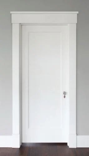 Modern Door Frame Molding, How To Make Walls Look Taller, Modern Farmhouse Baseboards, Door Trim Ideas Moldings, Baseboard Trim Ideas, Farmhouse Baseboards, Farmhouse Molding, Modern Farmhouse Interior Doors, Door Moldings