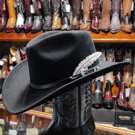 ¿Tienes un sombrero cowboy y quieres personalizarlo? Decora tu sombrero vaquero con esta fantástica pluma metálica Montana Silversmiths con recubrimiento de plata brillante ¡Consíguela ahora en nuestra web o en la Rambla 40, Barcelona! #cintasombrero #hatbands #cowboyhatbands #westernhatbands #sombrerosvaqueros #sombreroswestern #cowboyhats #westernhats #westernfashion #western #cowboy #cowboylook #corbetosboots Sombrero Cowboy, Chapeau Cowboy, Estilo Country, Cow Boy, Western Cowboy, Hat Designs, Fedora, Montana, Cowboy Hats