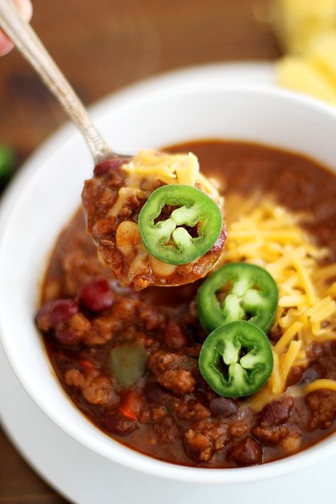 Dad's Beef and Red Wine Chili Recipe -- Super delicious, hearty and satisfying one-pot chili made with beef, red wine beans and vegetables. My dad's special recipe for the perfect comfort food! girlversusdough.com @girlversusdough #girlversusdough #souprecipe #freezerfriendly Red Wine Recipe, Chili Recipe Easy, Recipe Girl, Beef Chili, Lean Beef, Chili Recipe, Stuffed Jalapeno Peppers, Special Recipes, Chili Recipes