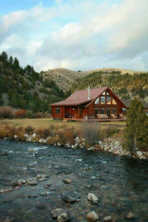 Mountains and a river make a perfect place for this log cabin home Gömda Rum, Ranch Cabin, Montana Homes, Rock Creek, Air Terjun, Cabin Living, Log Cabin Homes, Cabins And Cottages, Cabin Life