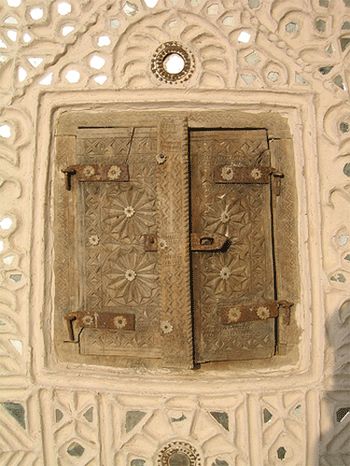 kutch mud art | It is simple technique, anyone can do it. Indian Mirrors, Mud Building, Mud Architecture, Mud Art, Lipan Art, Mud House, Beautiful Windows, Indian Decor, Beautiful Doors