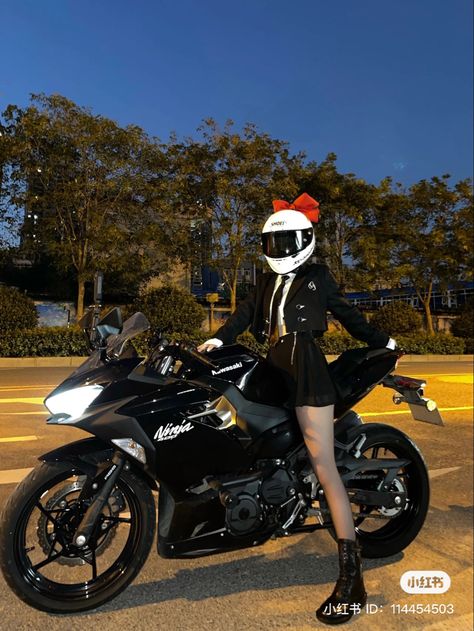 Female Biker Outfit, Frames Aesthetic, Aesthetic Bike, Psychology Of Color, Biker Girl Outfits, Xe Ducati, Cute Casual Shoes, Women Bike, Bike Aesthetic