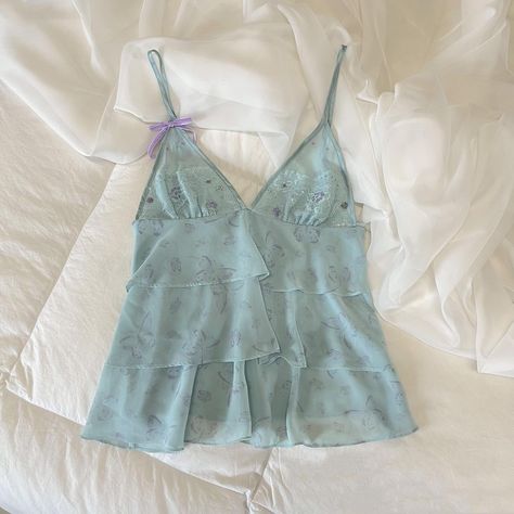 I might be biased but you should probably buy this on Depop 👍 https://depop.app.link/05C8auJjDzb Chiffon Cami Tops, Tropical Core, Simple Tops, One Piece Shirt, Virtual Wardrobe, Op Shop, Vintage Nightgown, Fairy Fashion, Top Outfit