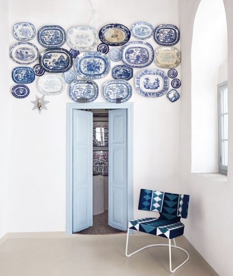 Chinoiserie Kitchen, Chinoiserie Blue, Chinoiserie Decorating, Creative Interior Design, Blue White Decor, Plate Decor, Amazing Decor, Hanging Plates, White Plate