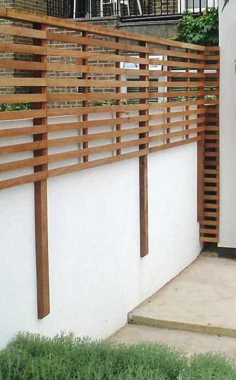 Slatted Fence Panels, Fence Backyard, Diy Privacy Fence, Garden Wall Designs, Eksterior Modern, Privacy Fence Designs, Cheap Fence, Fence Garden, Backyard Designs