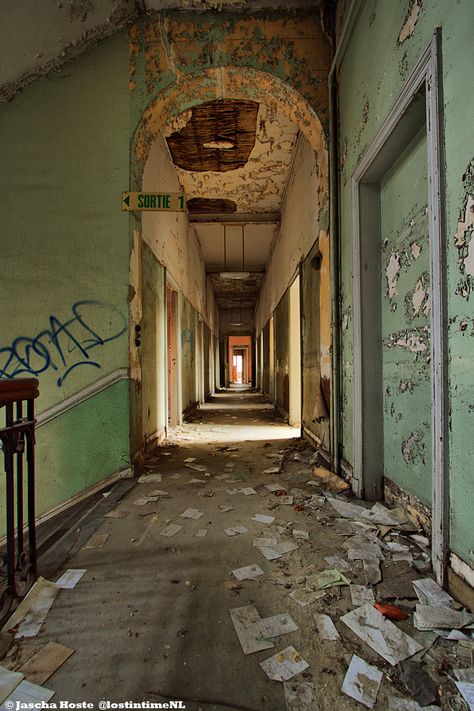 Abandoned Hospital, Belgium.. Abandoned Hallway, Hospital Hallway, Abandoned Schools, Abandoned Locations, Vintage Places, Abandoned Hotels, Creepy Core, Abandoned Hospital, Horror Novel