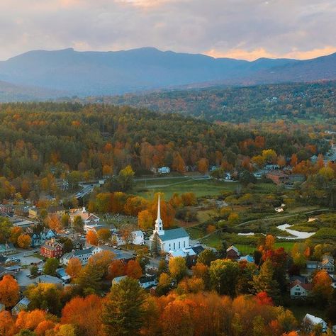 Taking in a beautiful sunset from up above Stowe, Vermont. We fell in love with this place... the small town charm, incredible colors and beautiful weather made for a memorable trip. Can’t wait to get back there for fall again hopefully next year!    #Regram via @www.instagram.com/p/Bo9dnq5l9Wh/ Vermont Fall, Vermont Usa, Stowe Vermont, Small Town America, New England Fall, Fall Decor Ideas, Autumn Scenes, Beautiful Weather, Inviting Home