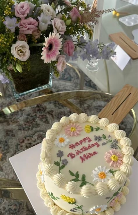 Cute Birthday Cakes Aesthetic Blue, 18th Cakes Birthday, Floral 18th Birthday Cake, Aesthetic Flower Birthday Cake, Birthday Cakes 22 Years Old, Pretty Floral Cakes, Spring Bday Cake, Cute Flower Cake Ideas, Wildflower Theme Cake