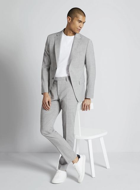 A chic, relaxed ensemble with a light grey suit paired with a white T-shirt and sneakers. A perfect blend of elegance and casual comfort, ideal for maintaining a fashionable yet effortless look. Light Grey Suit Men, Grey Mens Suit, Prom Outfits For Guys, Light Grey Suit, Suits And Sneakers, Grey Suit Men, Light Grey Suits, Men's Business Suits, Grey Suit Jacket