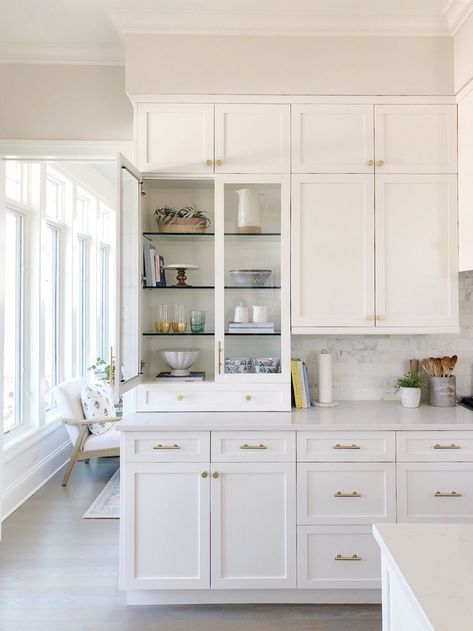 Classic White Kitchen Design, Kabinet Dapur, Kitchen Walls, Kitchen Glass, Kitchen Details, Pretty Kitchen, Mountain Park, White Kitchen Design, Kitchen Hardware