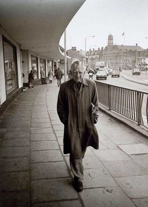 Lost photos of Salford and Eccles in the 70s on display - Manchester Evening News Curved Architecture, Lost Photos, Salford City, Manchester City Centre, Salford, Greater Manchester, Local History, Photo Puzzle, Black White Photos