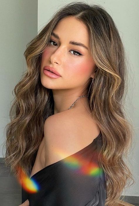 Soft Golden Highlights Brown Hair, Golden Caramel Highlights On Dark Hair, Golden Brown Baylage Hair, Subtle Golden Highlights, Golden Brown Hair Honey Balayage, Brown Hair Subtle Highlights, Golden Brunette Hair, Caramel Balayage Hair, Golden Highlights Brown Hair